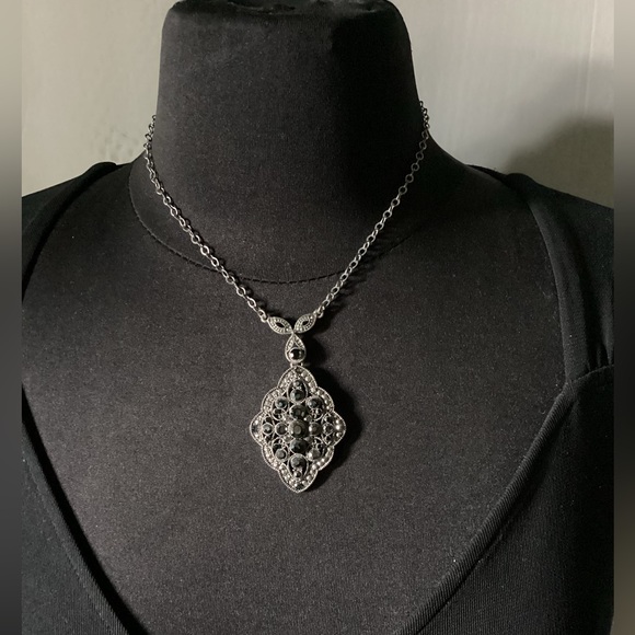 Liz Claiborne necklace - Picture 8 of 8